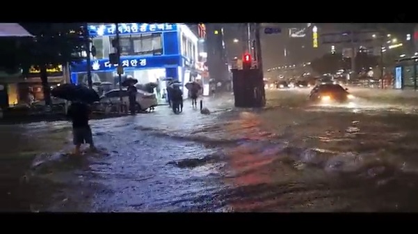 เปิดภาพ น้ำท่วมกรุงโซล เกาหลีใต้ ทางการยกระดับเตือนภัย เสียชีวิตแล้ว 7 ราย!