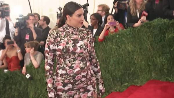 เจ็บฝังใจ!! “คิม คาร์ดาเชียน” โดนสื่อแซวหุ่นตอนท้องว่าเหมือนปลาวาฬ เจ็บฝังใจ!! “คิม คาร์ดาเชียน” โดนสื่อแซวหุ่นตอนท้องว่าเหมือนปลาวาฬ