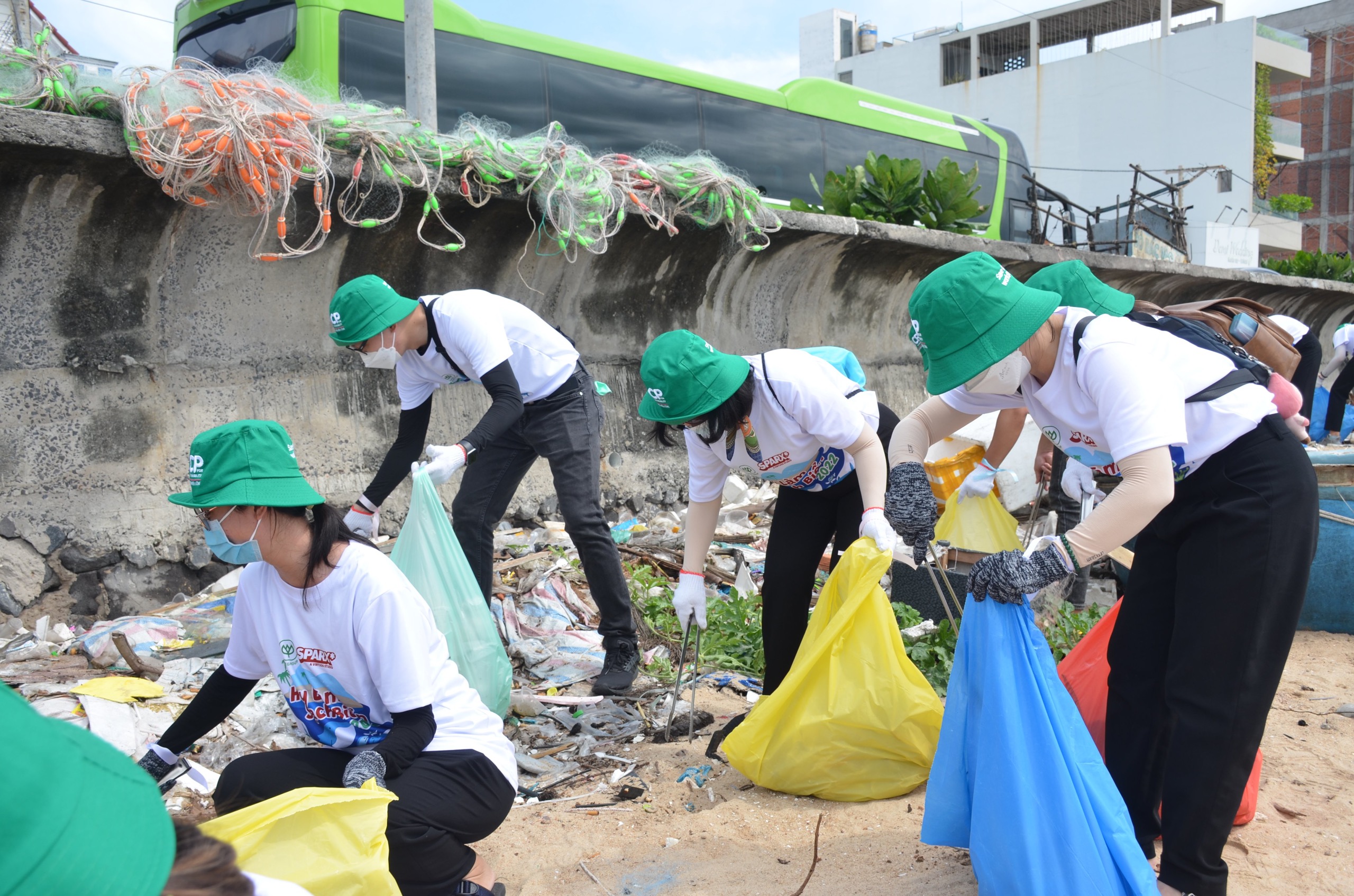 ซี.พี.เวียดนาม รวมพลังเก็บขยะ คืนความสะอาดให้ชายหาดจังหวัดบาเรีย-วุ่งเต่า