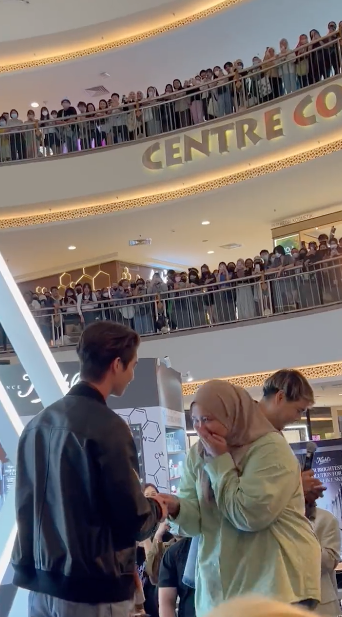 หล่อห้างแตก!! ‘ไบร์ท วชิรวิชญ์’ ลัดฟ้าเสิร์ฟฟินสบตาแฟนๆ ที่มาเลเซีย หล่อห้างแตก!! ‘ไบร์ท วชิรวิชญ์’ ลัดฟ้าเสิร์ฟฟินสบตาแฟนๆ ที่มาเลเซีย