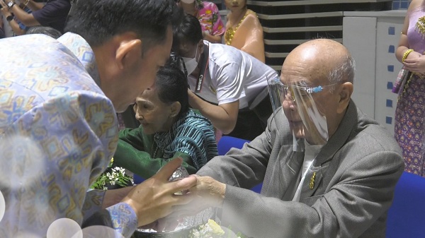 พิธีรดน้ำดำหัวขอพรศิลปินแห่งชาติ เนื่องในประเพณีสงกรานต์ (มีคลิป)