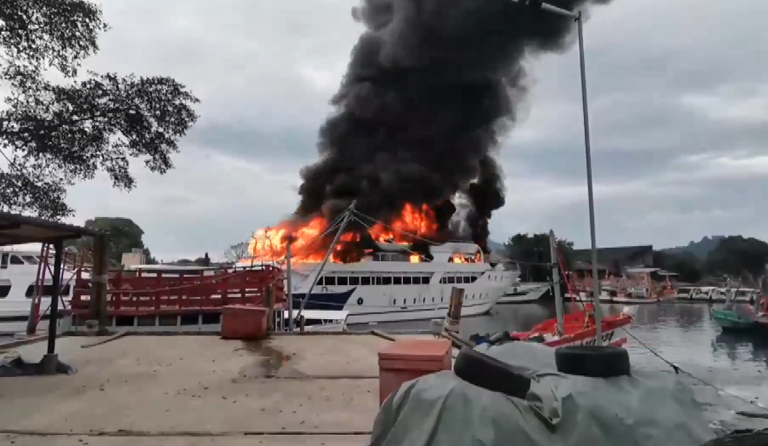 ระทึก! ไฟไหม้เรือหรูข้ามฟากภูเก็ต-เกาะพีพี คาดเสียหายไม่ต่ำกว่า 40 ล้าน ระทึก! ไฟไหม้เรือหรูข้ามฟากภูเก็ต-เกาะพีพี คาดเสียหายไม่ต่ำกว่า 40 ล้าน