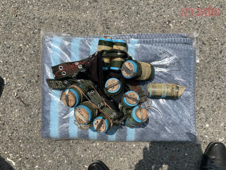 ด่วน! จับชายต้องสงสัยหิ้วระเบิดไปป์บอมบ์ 18 แท่ง กลางแยกปทุมวัน ด่วน! จับชายต้องสงสัยหิ้วระเบิดไปป์บอมบ์ 18 แท่ง กลางแยกปทุมวัน