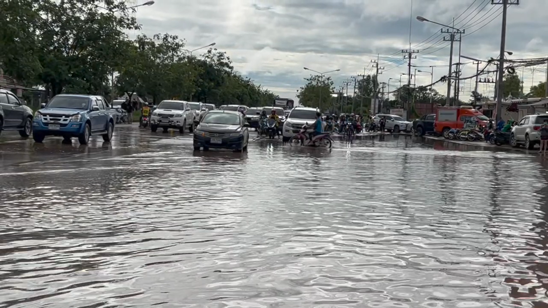 ขอนแก่น อ่วม! ฝนตกหนัก 180 มิลลิเมตร น้ำท่วมเมืองขอนแก่น ขอนแก่น อ่วม! ฝนตกหนัก 180 มิลลิเมตร น้ำท่วมเมืองขอนแก่น
