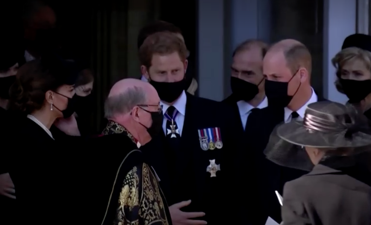 ชาวอังกฤษปลื้มเจ้าชายวิลเลียม-แฮร์รีทรงคุยกันแล้ว ชาวอังกฤษปลื้มเจ้าชายวิลเลียม-แฮร์รีทรงคุยกันแล้ว