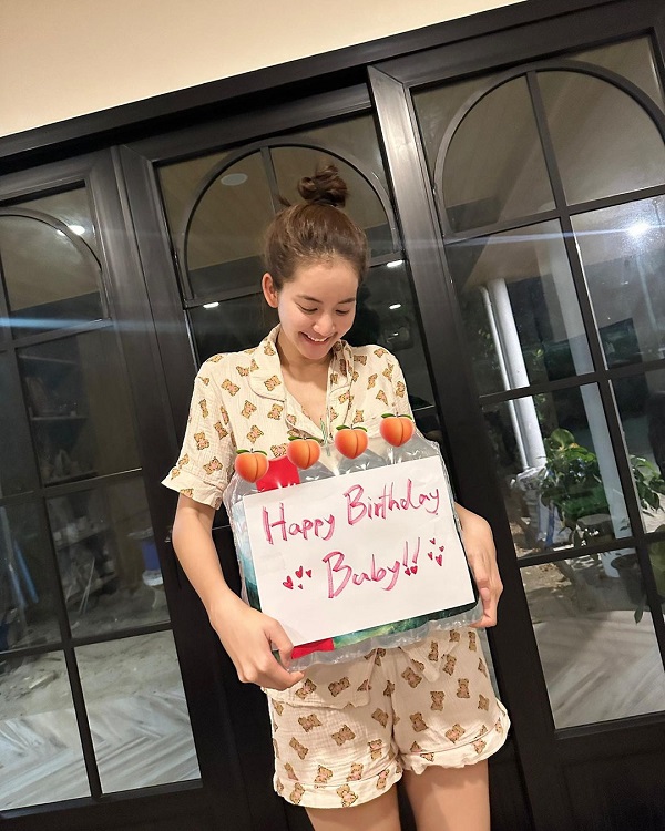 อาเล็ก หอบของขวัญเซอร์ไพรส์วันเกิด โบว์ กลางดึก อาเล็ก หอบของขวัญเซอร์ไพรส์วันเกิด โบว์ กลางดึก
