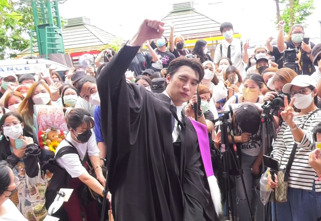บัณฑิตป้ายแดง มีน พีรวิชญ์ เข้ารับปริญญา