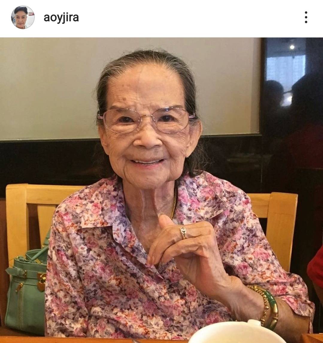 แข็งแรงสุดๆ คุณยายมารศรี พาออกกำลังกายขา แข็งแรงสุดๆ คุณยายมารศรี พาออกกำลังกายขา