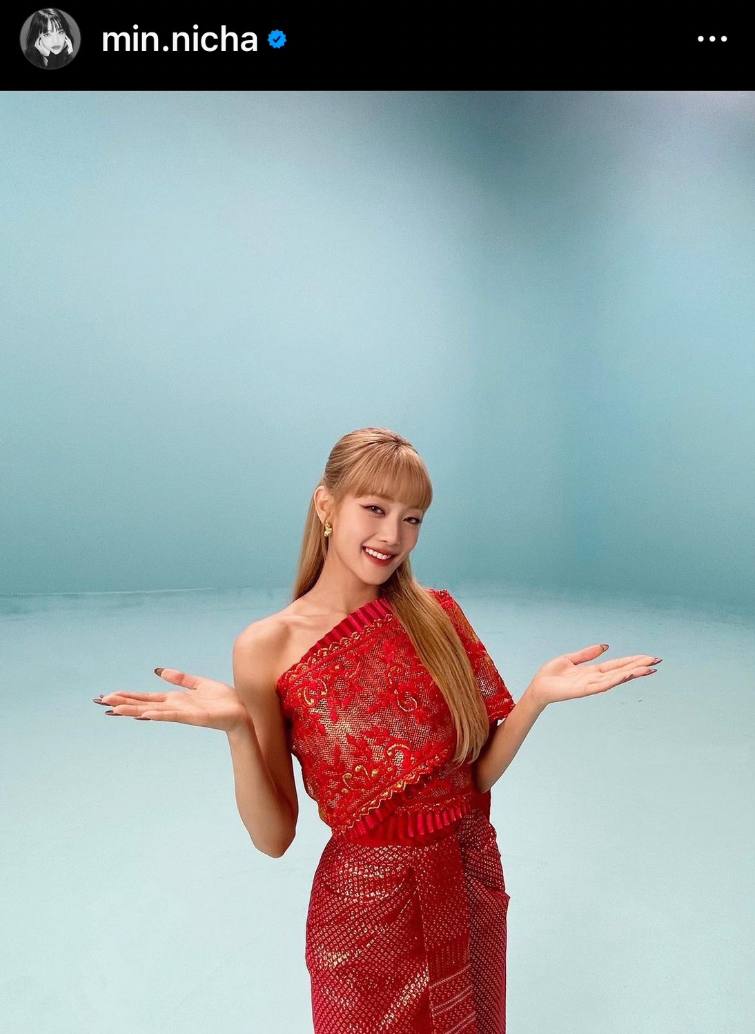  “มินนี่ (G)I-DLE” สวยละมุนในชุดไทยสีแดง ทำแฟนๆ แห่คอมเมนต์กันรัวๆ