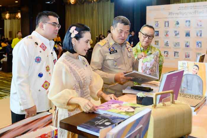 เปิดตัวสมุดภาพประวัติศาสตร์ สิริราชกัญญานารีรัตน์ Thai Craft Wisdom Legacy เฉลิมพระเกียรติ 38 พรรษา สมเด็จพระเจ้าลูกเธอ เจ้าฟ้าสิริวัณณวรี นารีรัตนราชกัญญา เปิดตัวสมุดภาพประวัติศาสตร์ สิริราชกัญญานารีรัตน์ Thai Craft Wisdom Legacy เฉลิมพระเกียรติ 38 พรรษา สมเด็จพระเจ้าลูกเธอ เจ้าฟ้าสิริวัณณวรี นารีรัตนราชกัญญา