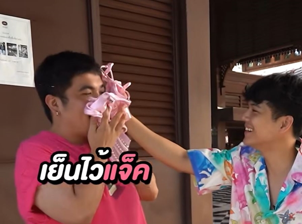 ชาวเน็ตจวก!! นิกกี้ - แจ็ค เอาชุดบิกินี่ เบียร์ เดอะวอยซ์มาถูหน้า ไม่ต่างจากการคุกคามทางเพศ