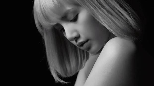 เดินสับสะกดใจ!! ‘ลิซ่า BLACKPINK’ อวดลีลาบนแคตวอล์กประชันนางแบบโลก (มีคลิป)