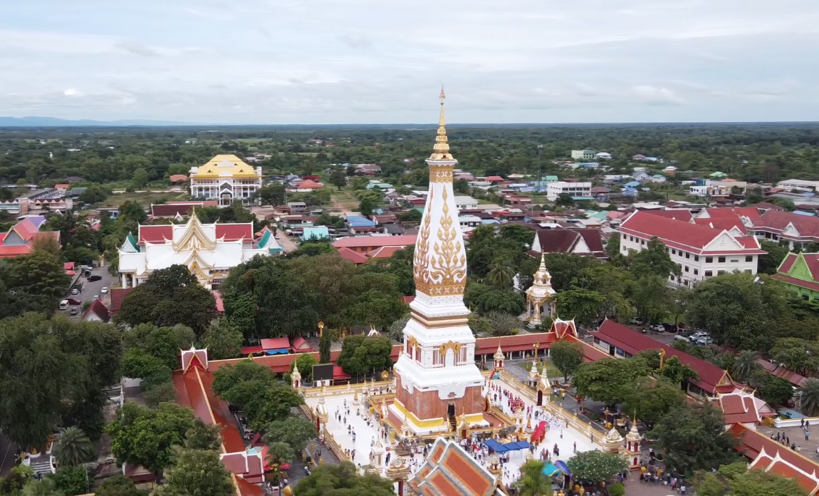 วันออกพรรษา 2565 นทท.ไทย-ลาว ชื่นชม รำบูชาพระธาตุพนมอลังการ 
