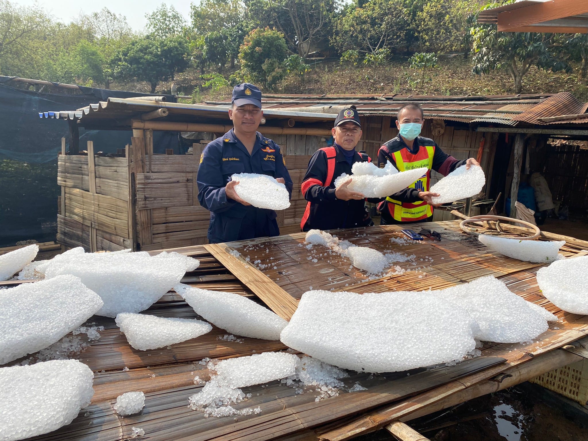 ‘พายุฤดูร้อน’ลูกเห็บก้อนยักษ์ตกใส่เชียงใหม่ ข้ามคืนยังไม่ละลาย ‘พายุฤดูร้อน’ลูกเห็บก้อนยักษ์ตกใส่เชียงใหม่ ข้ามคืนยังไม่ละลาย
