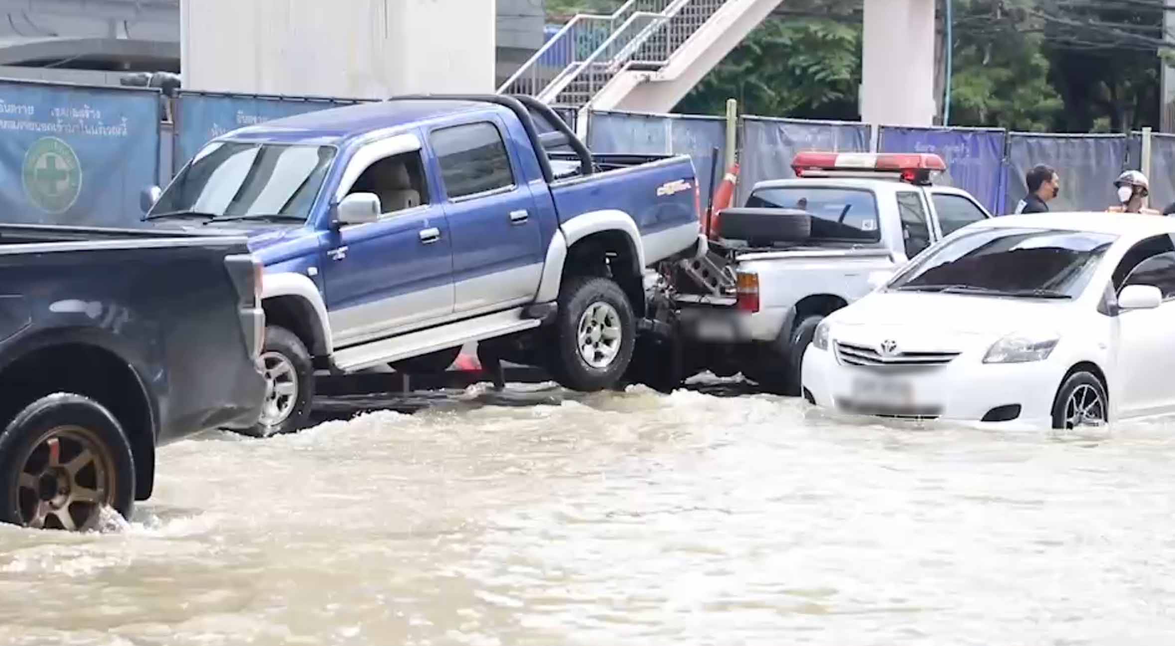 เลี่ยง! แจ้งวัฒนะ น้ำยังท่วมสูงเกือบครึ่งเมตร รถเสียหลายคัน