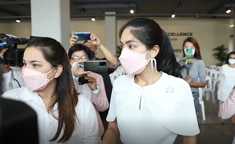 กระติก หอบดอกไม้ร่วมพิธีอาลัย แตงโม นิดา ที่คริสตจักรเสรีภาพกรุงเทพ