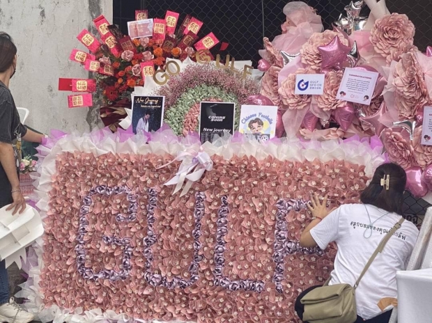 จัดหนัก! แฟนคลับหอบของเซอร์ไพรส์ต้อนรับ กลัฟ คณาวุฒิ หลังเซ็นสัญญาช่อง 3