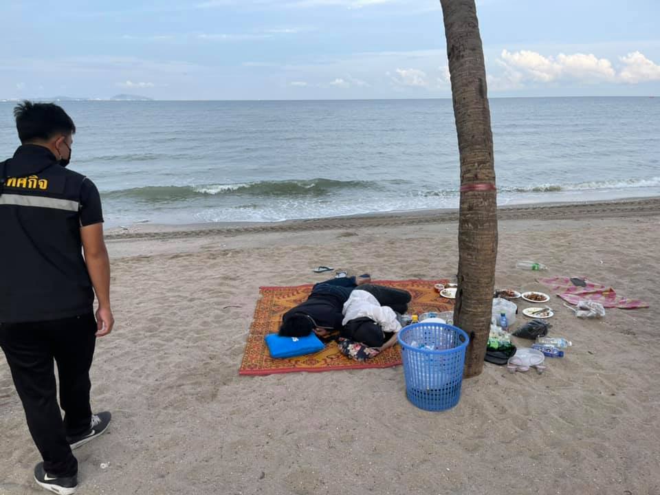 สุดเอือม!ปชช.ตั้งวงดื่มสุรานอนสลบเกลื่อนหาดบางแสนไม่แคร์โควิด สุดเอือม!ปชช.ตั้งวงดื่มสุรานอนสลบเกลื่อนหาดบางแสนไม่แคร์โควิด