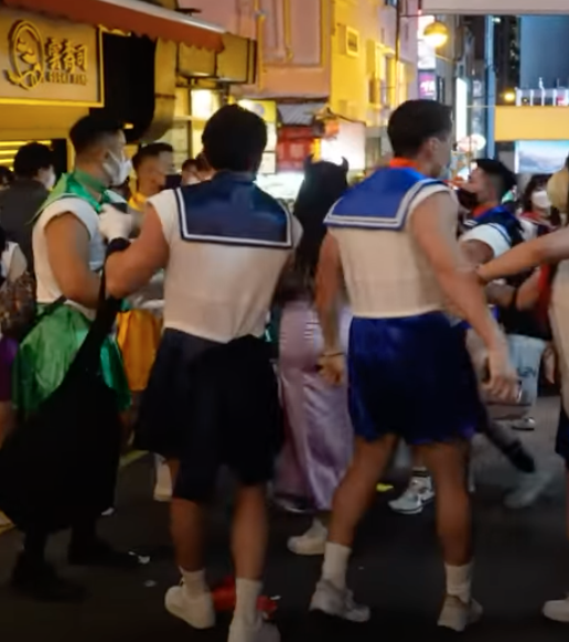 ควันหลงฮาโลวีน! ไวรัลเซเลอร์มูนกล้ามโตรุมลงฑัณฑ์หนุ่มฝรั่ง ชาวเน็ตแห่แชร์ ควันหลงฮาโลวีน! ไวรัลเซเลอร์มูนกล้ามโตรุมลงฑัณฑ์หนุ่มฝรั่ง ชาวเน็ตแห่แชร์