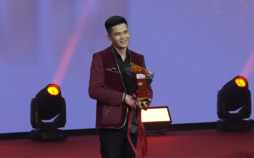 คนวงการลูกทุ่งรวมกันรับรางวัลอย่างล้นหลามในงาน คมชัดลึก ลูกทุ่ง AWARDS 2565 