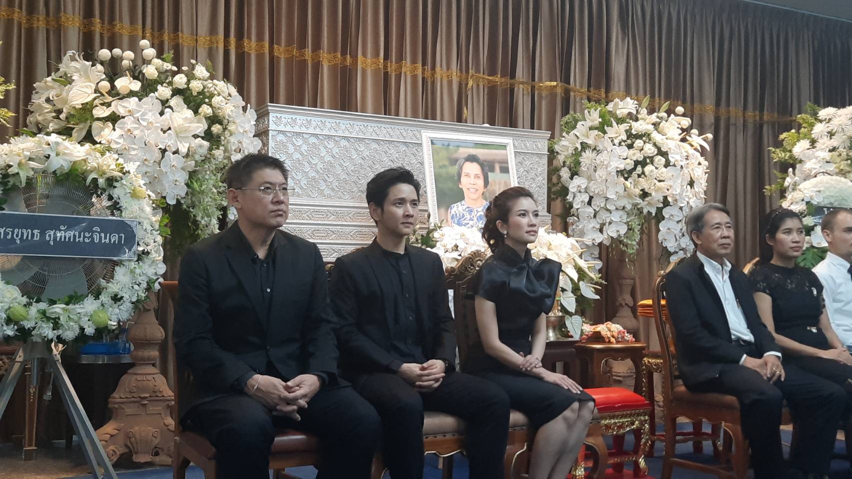 ไบรท์ พิชญทัฬห์ น้ำตาคลอ เปิดใจหลังสูญเสีย คุณแม่มนทิรา ยันดูแลแม่เต็มที่ ไบรท์ พิชญทัฬห์ น้ำตาคลอ เปิดใจหลังสูญเสีย คุณแม่มนทิรา ยันดูแลแม่เต็มที่