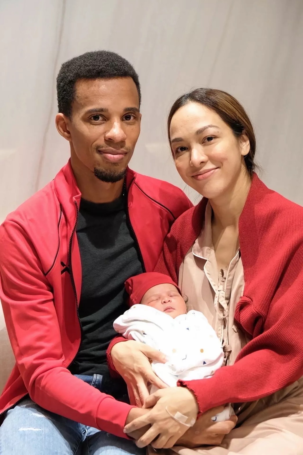 ความสุขเปี่ยมล้น! ซาร่า นลิน เผยความรู้สึกแรกหลังได้เจอหน้าลูก ความสุขเปี่ยมล้น! ซาร่า นลิน เผยความรู้สึกแรกหลังได้เจอหน้าลูก