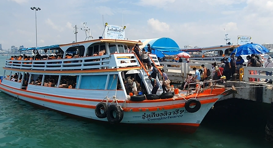 ออกพรรษา พัทยาคึกคัก! นทท.แห่นั่งเรือไปเที่ยวเกาะล้าน