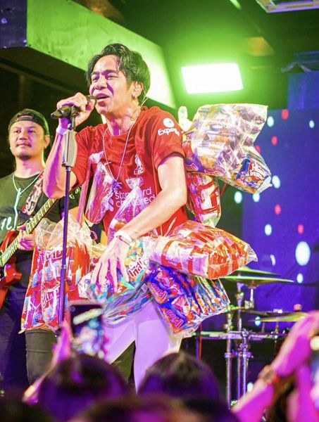 เบล ภรรยา ก้อง ห้วยไร่ โพสต์ถึงคนขาดสติ! ต่อยเป้าสามีขณะถ่ายรูปกับแฟนคลับ