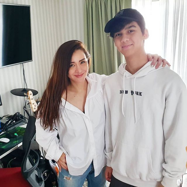  เปิดวาร์ป “น้องทิกเกอร์” ลูกชาย “นิโคล” หล่อเข้มหุ่นดีในวัย 16 ปี จน “แมว จิรศักดิ์” ยังงง สาวๆแห่เรียกพ่อ 