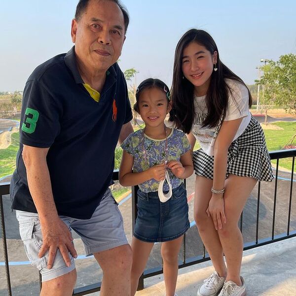 เซิร์ฟสเก็ตกระชับรัก! สงกรานต์ พาน้องปีใหม่เล่นเซิร์ฟสเก็ตมี แมท ภีรนีย์ โผล่ร่วมเฟรม