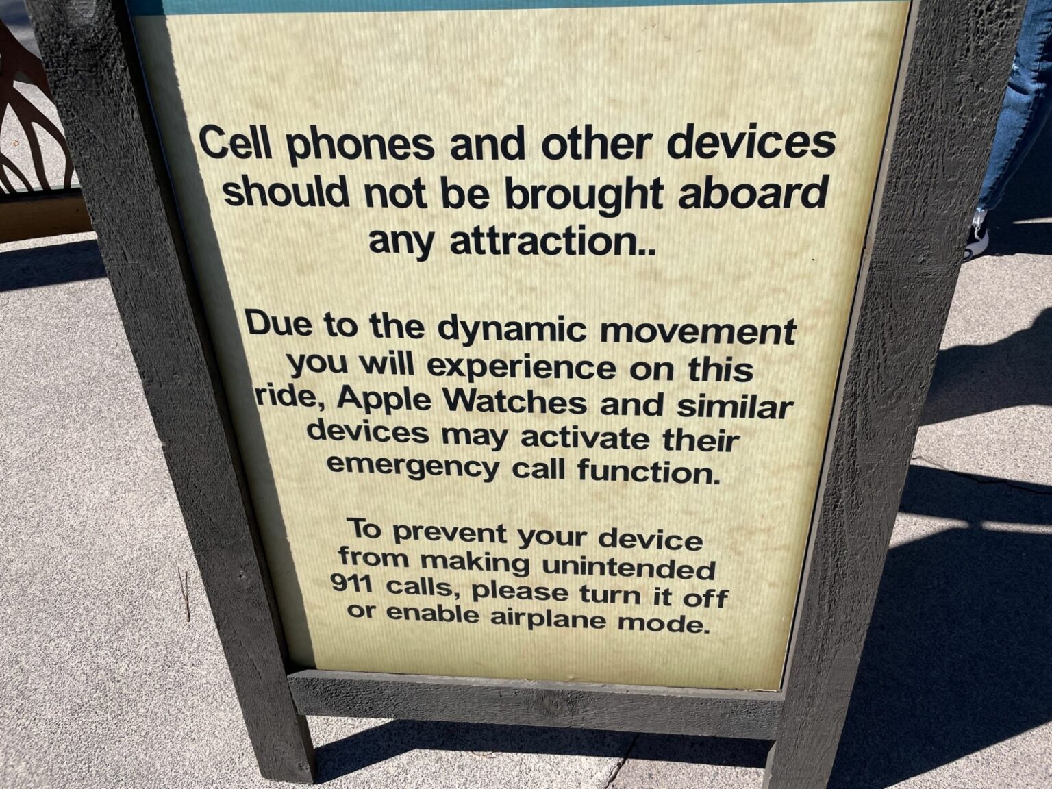 iPhone 14 ถึงกับงง ! โทรแจ้งตำรวจเตือนการชน เพราะเจ้าของเล่นรถไฟเหาะ