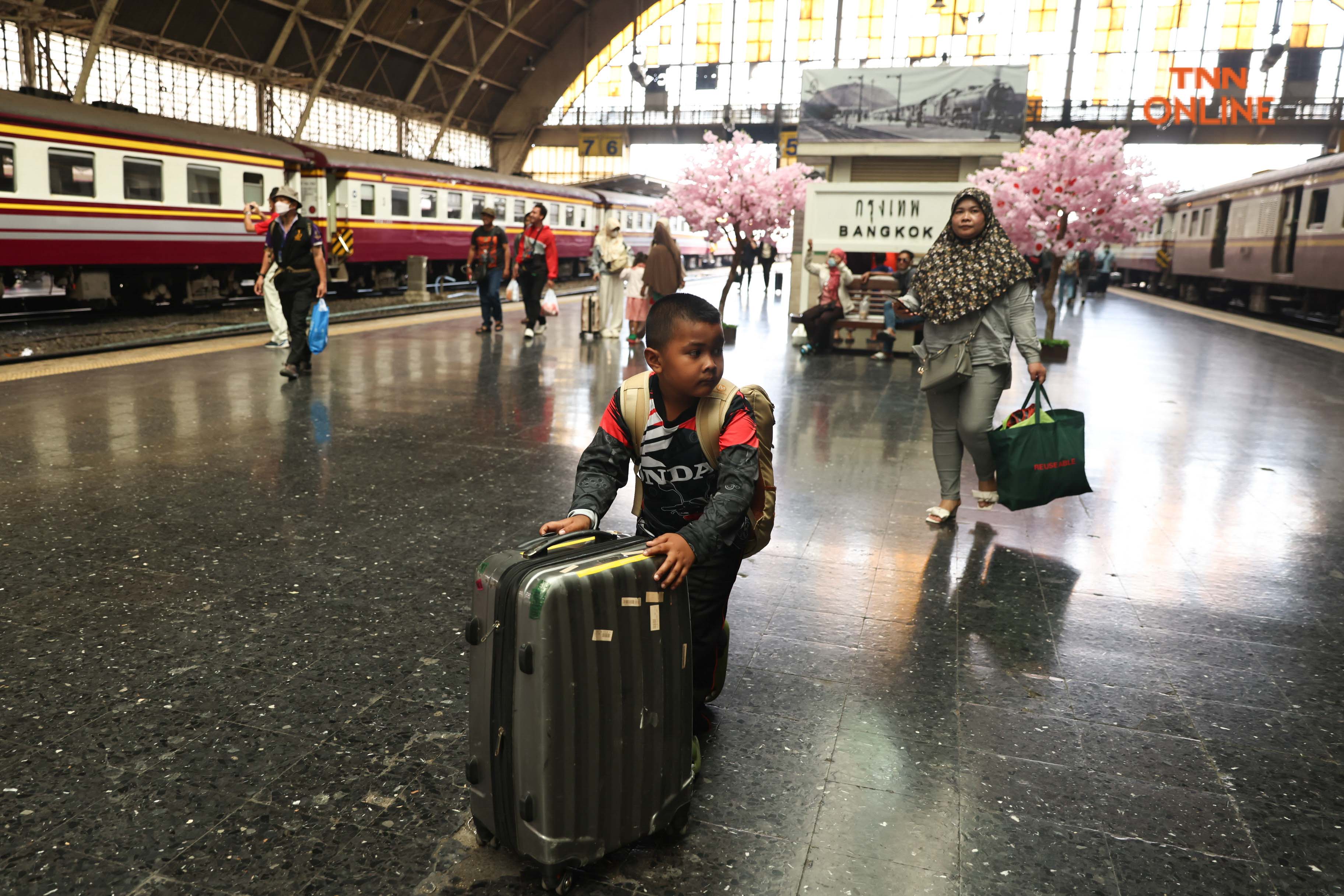 หัวลำโพงคึกคัก คนทยอยกลับเข้ากรุงเทพหลังหยุดยาวปีใหม่ 