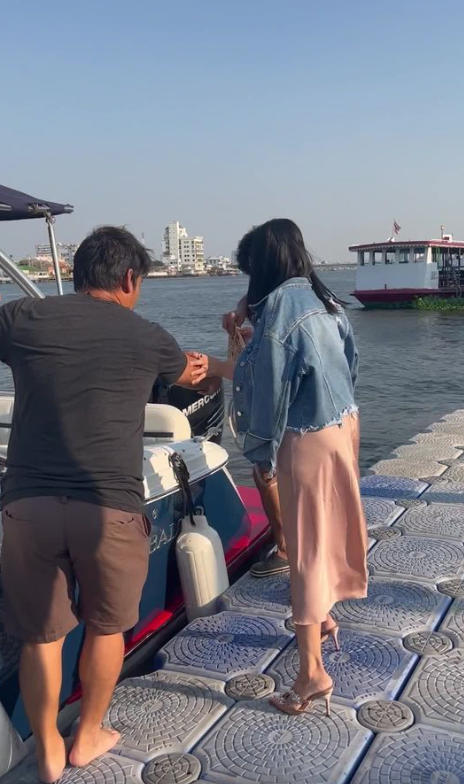 เฟซบุ๊กแตงโม มือปริศนาโพสต์อีกมาเป็นคลิป ลั่นเราพูดไม่ได้อย่าใส่ร้าย เฟซบุ๊กแตงโม มือปริศนาโพสต์อีกมาเป็นคลิป ลั่นเราพูดไม่ได้อย่าใส่ร้าย