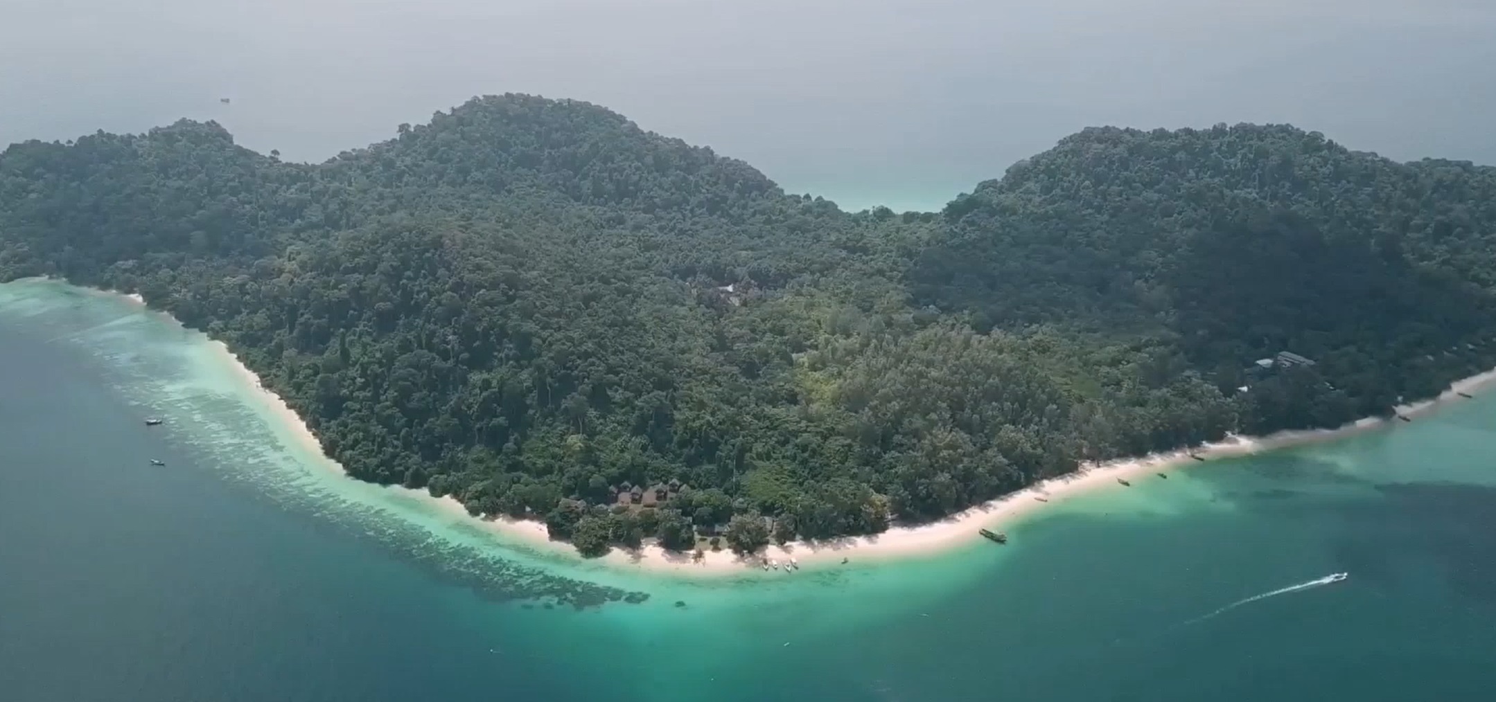 เกาะกระดาน ฟีเวอร์! ห้องพักช่วงเมษายน-พฤษภาคม ถูกจองเต็มหมดแล้ว!