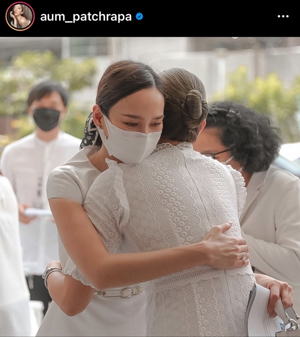 อั้ม พัชราภา โพสต์ภาพกอดให้กำลังใจ ปุ๊กลุก บอก จะอยู่เคียงข้างตลอดไป