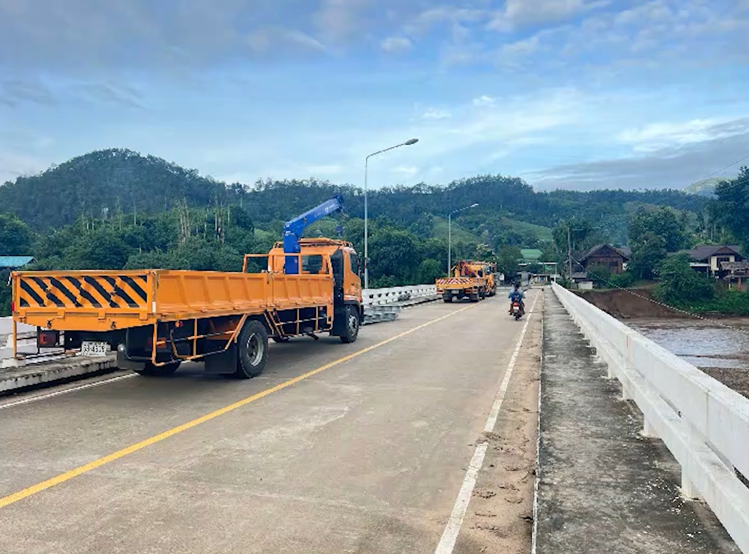 ฝนถล่มสบเมย! น้ำกัดเซาะ สะพานบ้านแม่ทะลุ ไม่สามารถสัญจรผ่านได้ ฝนถล่มสบเมย! น้ำกัดเซาะ สะพานบ้านแม่ทะลุ ไม่สามารถสัญจรผ่านได้