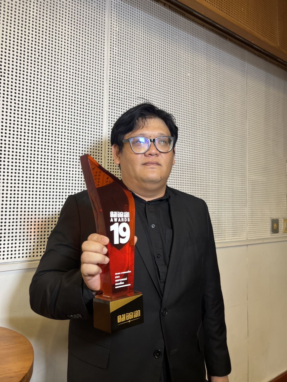 ม.ล.พันธุ์เทวนพ เทวกุล คว้ารางวัลบทภาพยนตร์ไทยยอดเยี่ยม งานคมชัดลึกอวอร์ด จากภาพยนตร์เรื่อง Six Characters มายาพิศวง ม.ล.พันธุ์เทวนพ เทวกุล คว้ารางวัลบทภาพยนตร์ไทยยอดเยี่ยม งานคมชัดลึกอวอร์ด จากภาพยนตร์เรื่อง Six Characters มายาพิศวง