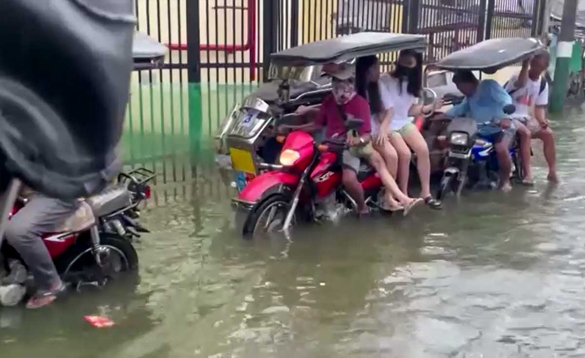 มอเตอร์ไซค์ยกสูงสู้น้ำท่วมในฟิลิปปินส์ มอเตอร์ไซค์ยกสูงสู้น้ำท่วมในฟิลิปปินส์