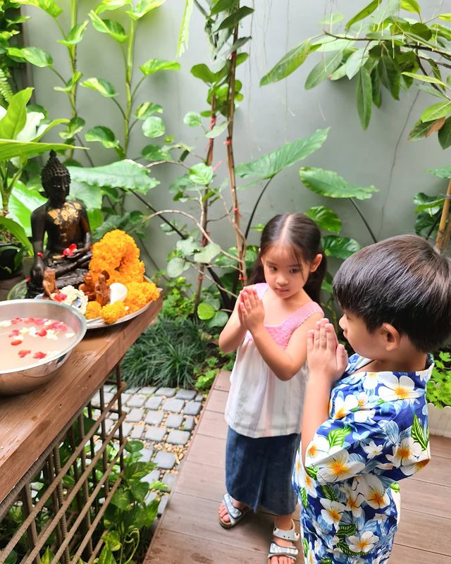 ส่องกิจกรรมวันสงกรานต์ ตามวิถีนิวนอร์มอลของเหล่าคนบันเทิง ส่องกิจกรรมวันสงกรานต์ ตามวิถีนิวนอร์มอลของเหล่าคนบันเทิง