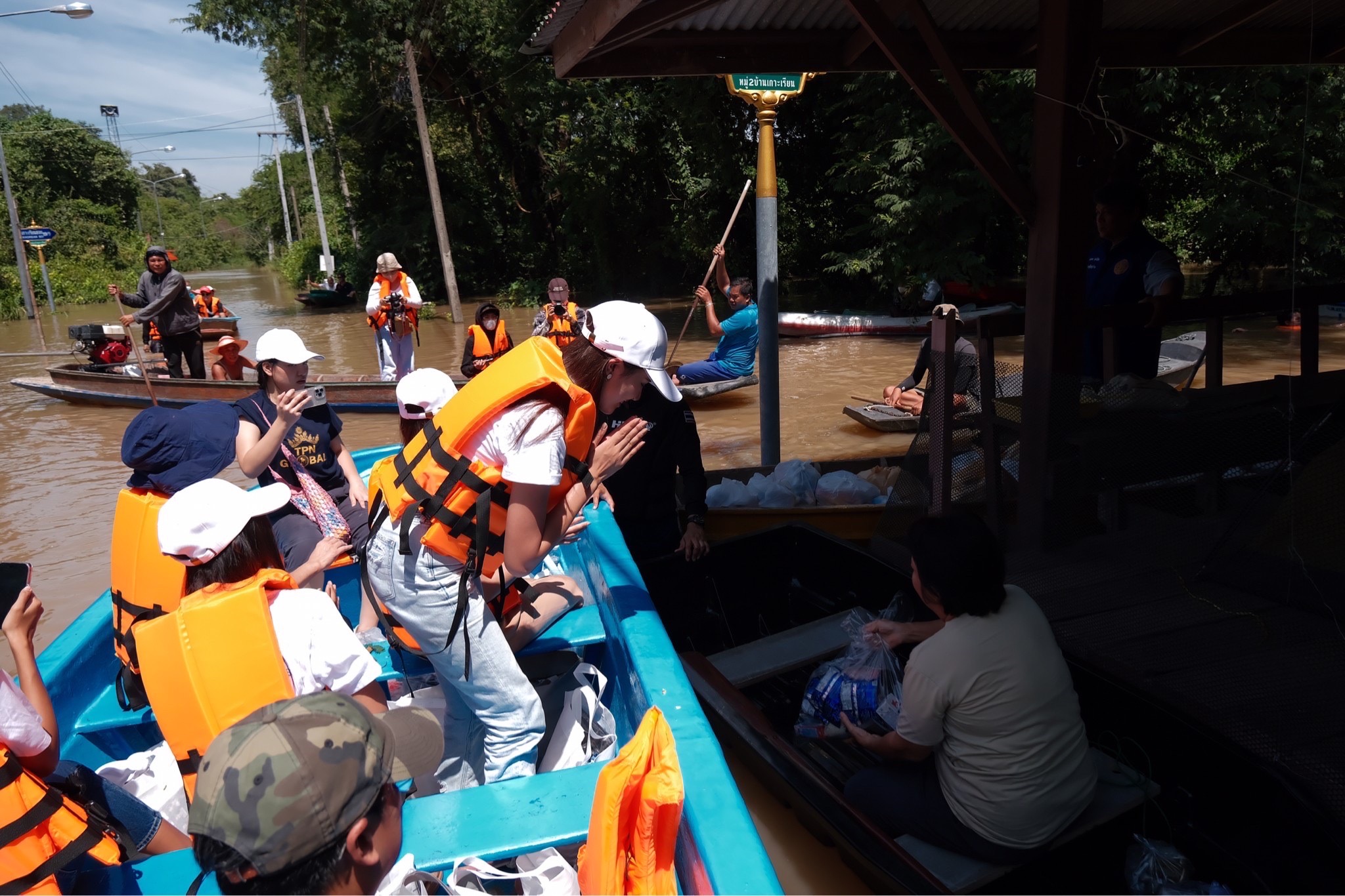 “แอนนาเสือ-แม่ปุ้ย” นำทีมนางงาม TPNG ลงเรือเยี่ยมให้กำลังใจ พร้อมแจกถุงยังชีพช่วยผู้ประสบภัยน้ำท่วม “แอนนาเสือ-แม่ปุ้ย” นำทีมนางงาม TPNG ลงเรือเยี่ยมให้กำลังใจ พร้อมแจกถุงยังชีพช่วยผู้ประสบภัยน้ำท่วม