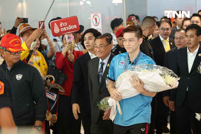 วิว กุลวุฒิ” เดินทางถึงไทย หลังสร้างประวัติศาสตร์คว้าเหรียญเงินให้ทัพแบดไทย