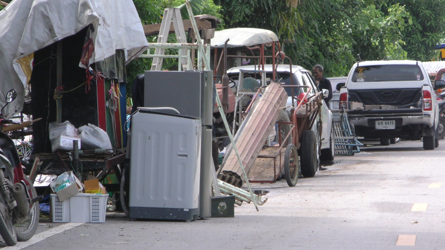 สถานการณ์น้ำท่วม ชาวสรรพยาจมบาดาล ต้องอพยพนอนริมถนน