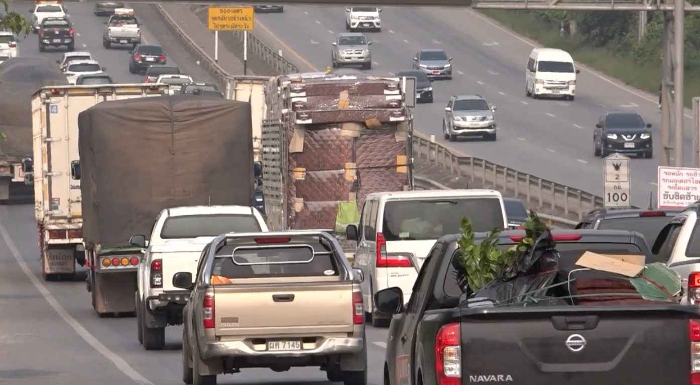 มิตรภาพช่วงสีคิ้วรถวิ่งหนาแน่นเต็ม 3 ช่องทางหลัก คนแห่กลับบ้านสงกรานต์ มิตรภาพช่วงสีคิ้วรถวิ่งหนาแน่นเต็ม 3 ช่องทางหลัก คนแห่กลับบ้านสงกรานต์