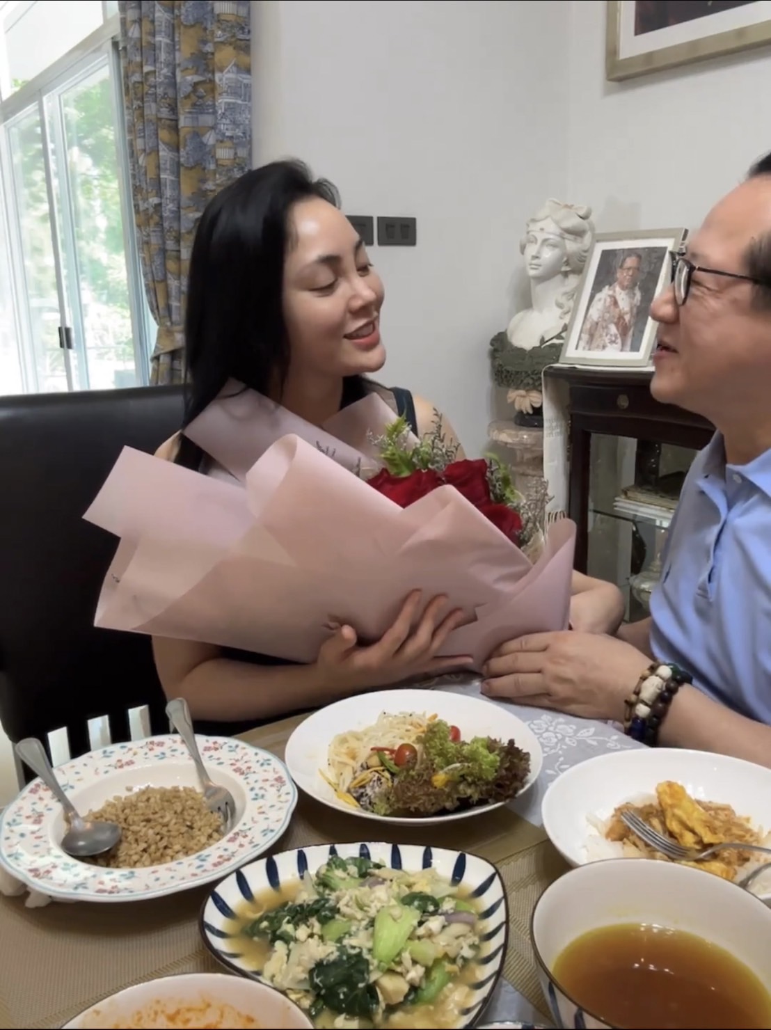 หวานทะลุจอ ตั๊ก-เจ้าสัวบุญชัย โพสต์คลิปดินเนอร์ ฉลองครบรอบแต่งงาน10ปีสุดเรียบง่าย