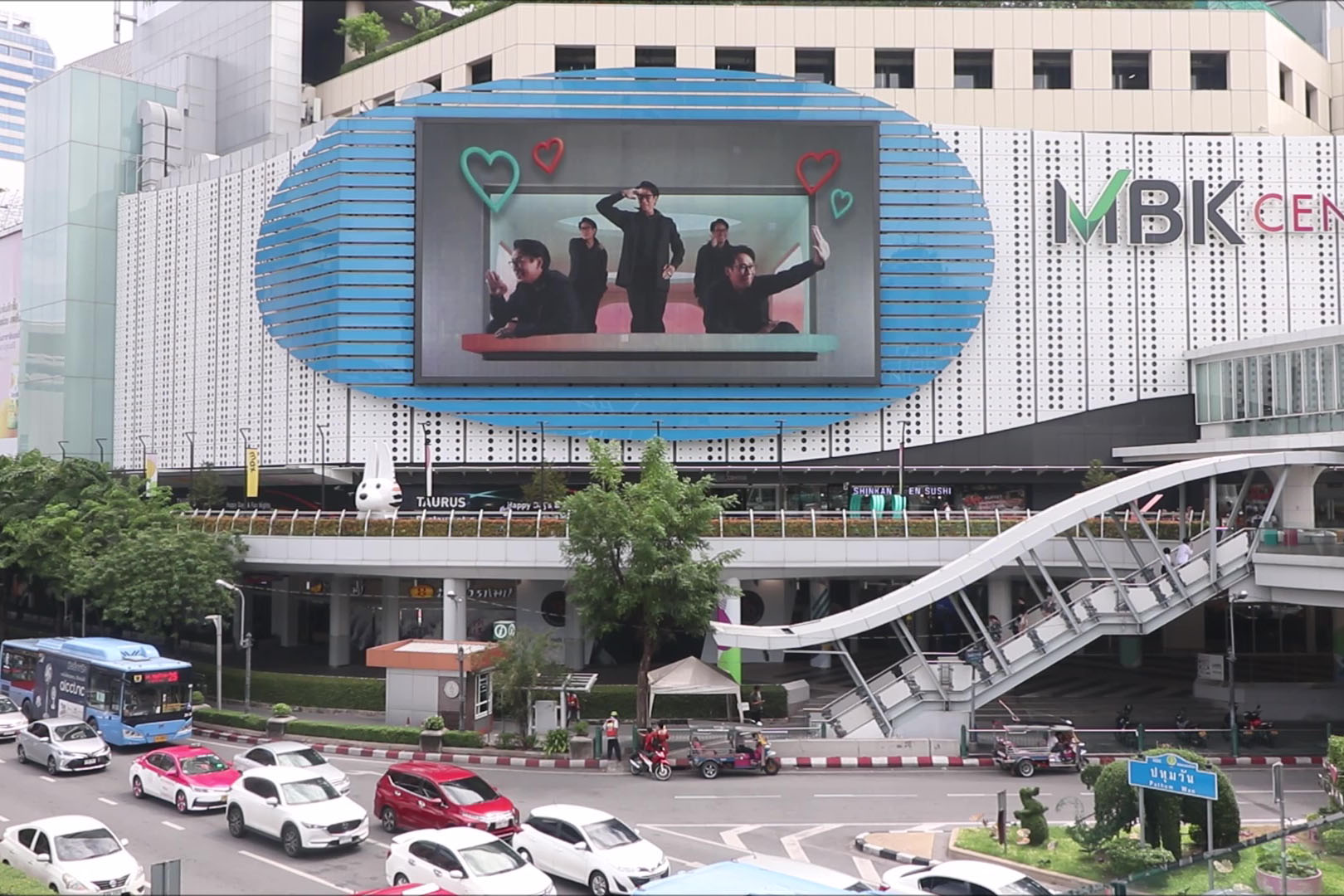 “เบิร์ด ธงไชย” ปรากฏตัวทั่วกรุง ฉลองคอนเสิร์ตกระแสตอบรับดี “เบิร์ด ธงไชย” ปรากฏตัวทั่วกรุง ฉลองคอนเสิร์ตกระแสตอบรับดี