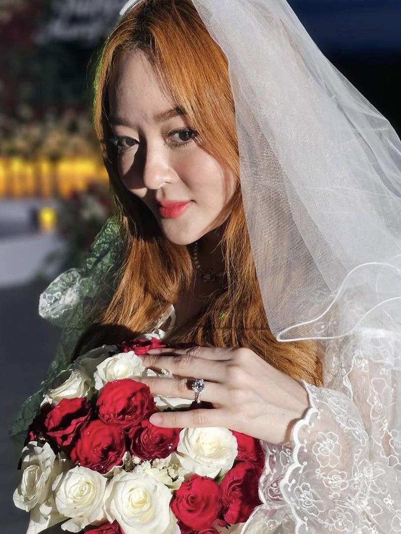 สละโสด!! แก้มบุ๋ม ถูกหวานใจ พีท คุกเข่าขอแต่งงาน 