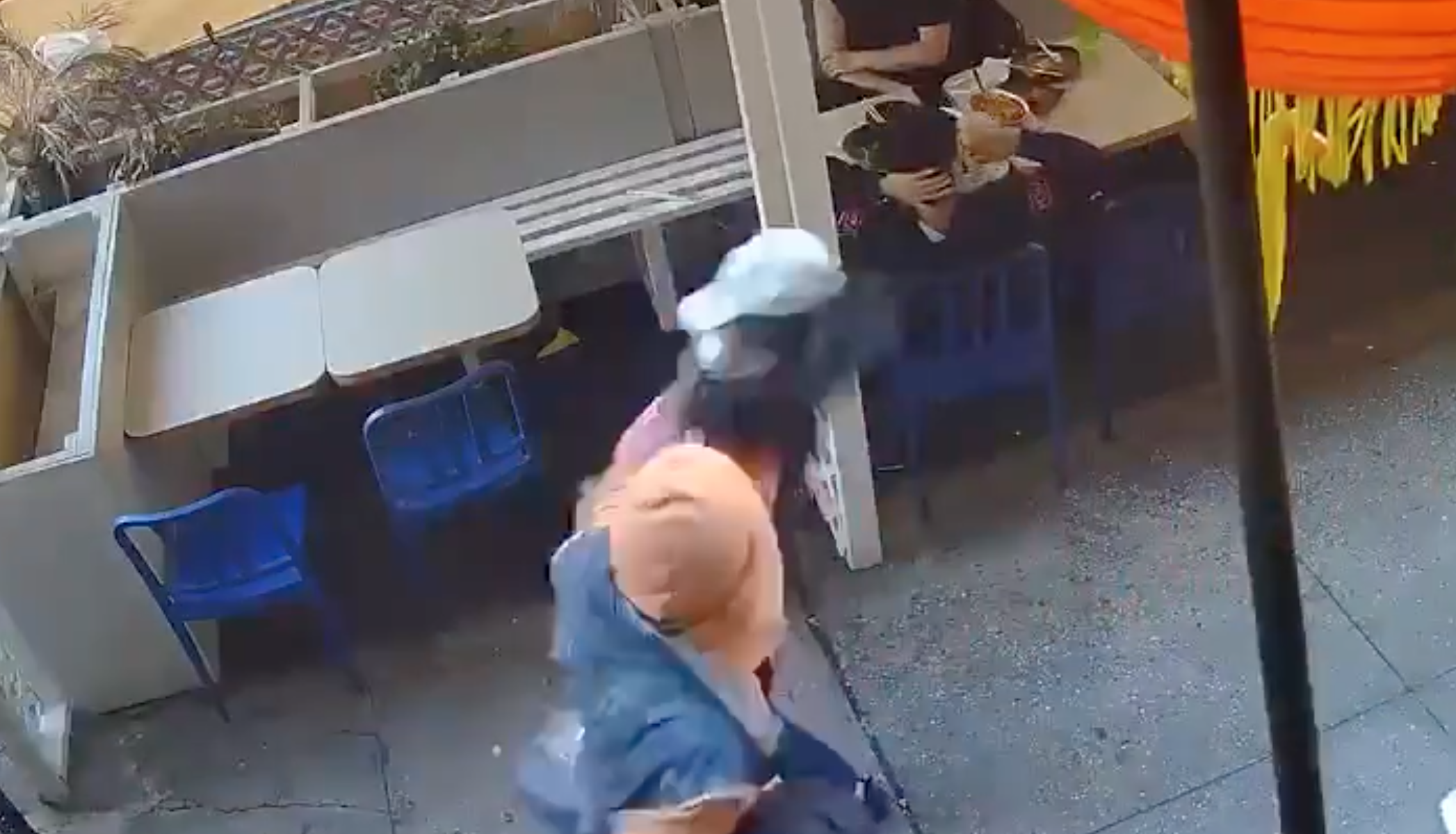 สลดใจ!หญิงชาวเอเชียถูกต่อยกลางไชน่าทาวน์ สลบคาหมัด