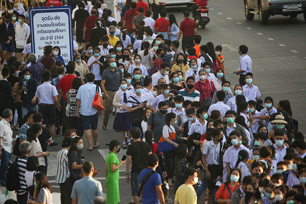 นร.แห่สอบเข้าม.4เตรียมอุดมฯแน่นเมืองทอง แนะเลี่ยงจราจร