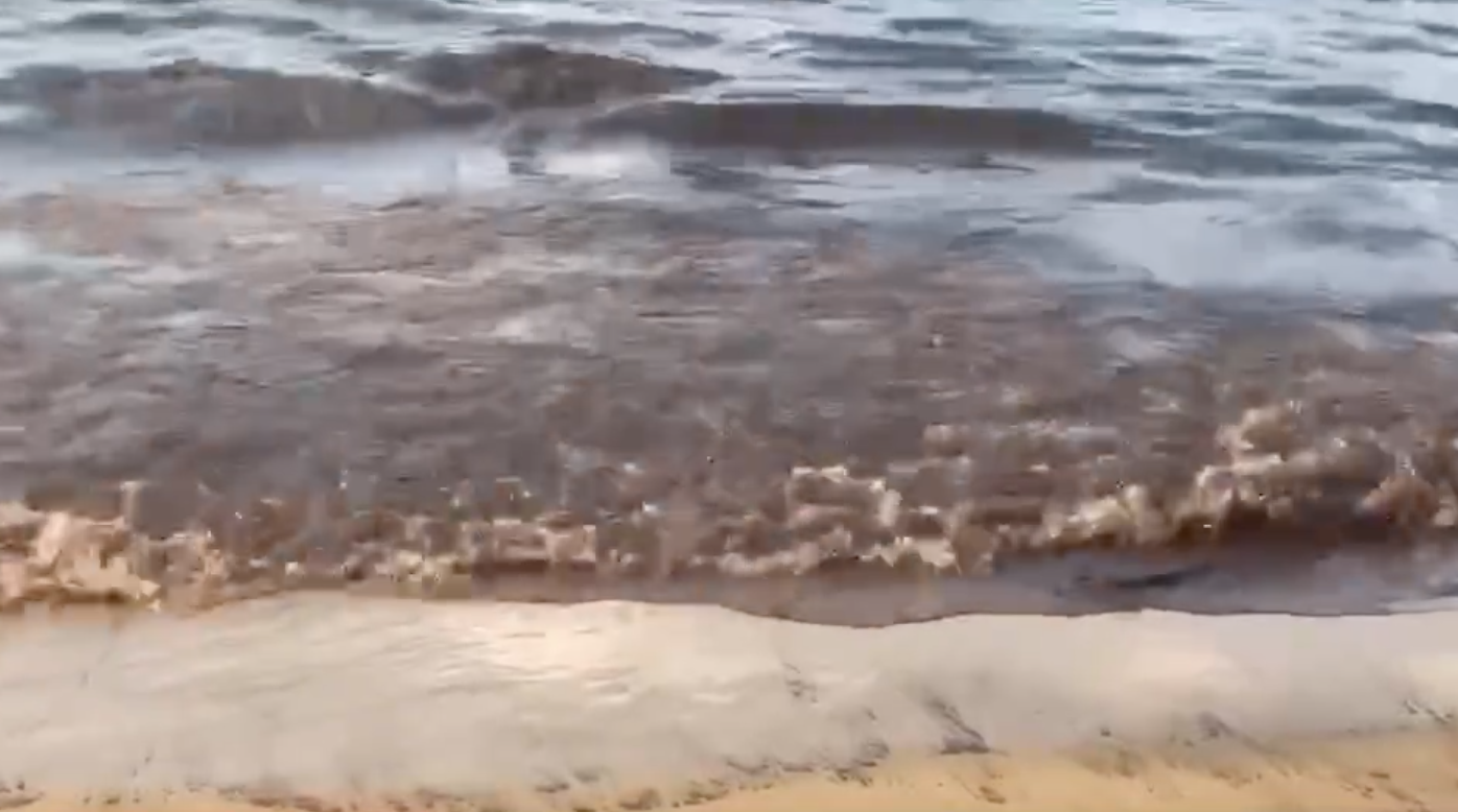 เปิดภาพมวลคราบน้ำมันทะลักหาดแม่รำพึง ผู้ประกอบการวอนแก้ไข