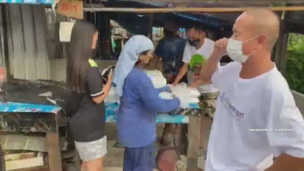 ลาล่า อาร์สยาม ฉีดวัคซีนโควิด-19 เข็มแรง – หม่ำ ลงพื้นที่แจกข้าวกล่อง  (มีคลิป) 